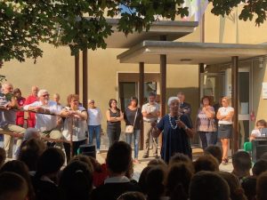 Luino, inaugurato alle elementari di Creva il defibrillatore regalato alla comunità da "Dono Day"