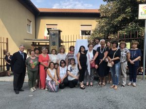 Luino, inaugurato alle elementari di Creva il defibrillatore regalato alla comunità da "Dono Day"