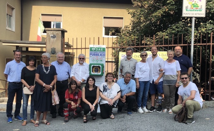 Luino, inaugurato alle elementari di Creva il defibrillatore regalato alla comunità da 