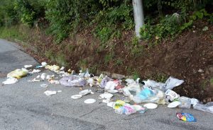 Ancora emergenza rifiuti a Moncucco, "Situazione insostenibile, il comune risolva questo degrado"