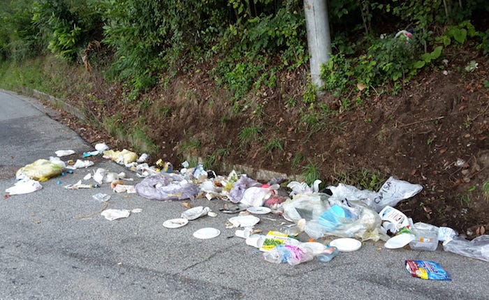 Ancora emergenza rifiuti a Moncucco, 