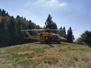 Scivola nei boschi di Dumenza, salvato un 70enne. Interviene l'elisoccorso