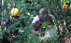Cagnolino cade in un crepaccio a Cadegliano, i vigili del fuoco lo salvano insieme a due uomini