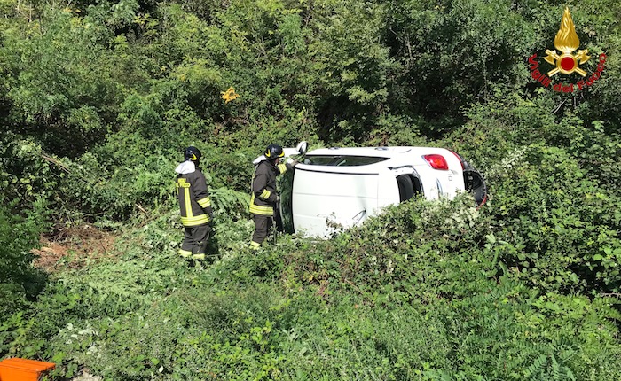 Due auto si scontrano sulla statale verso Zenna, una si ribalta e finisce nelle sterpaglie