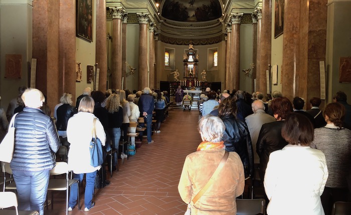 Il sentito abbraccio di Luino a Giancarla. 
