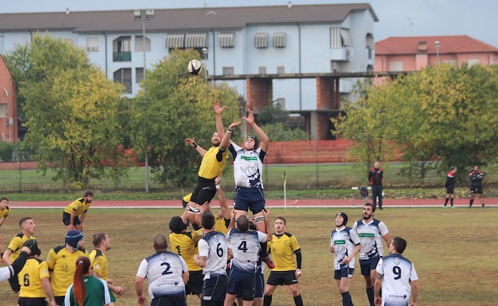 Rugby, gli Unni Valcuvia volano: terza vittoria consecutiva a Voghera con un secco 14-57