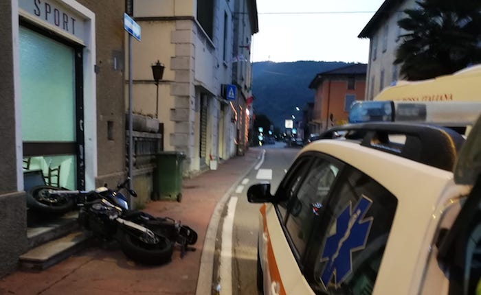Luino, scontro in rotonda tra auto e moto. La due ruote contro la vetrata del bar