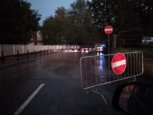 Maltempo, quasi cento interventi nella notte. Strade bloccate, danni e allagamenti