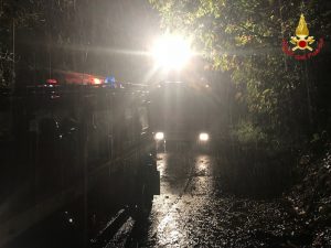 Maltempo, quasi cento interventi nella notte. Strade bloccate, danni e allagamenti