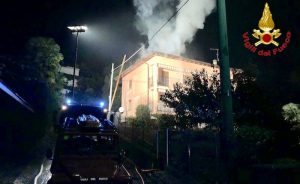 In fiamme una casa ad Agra, grande lavoro per i vigili del fuoco