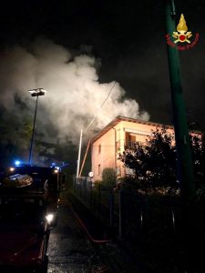 In fiamme una casa ad Agra, grande lavoro per i vigili del fuoco