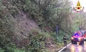 Liberata dallo smottamento la carreggiata tra Luino e Cremenaga