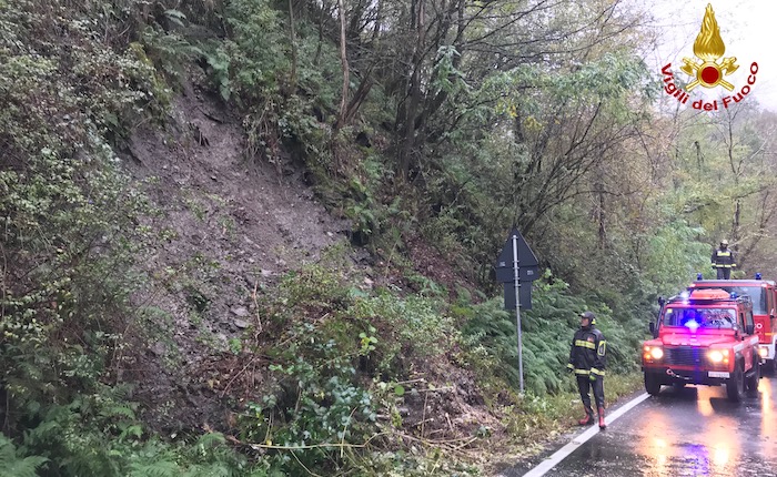 Liberata dallo smottamento la carreggiata tra Luino e Cremenaga Liberata dallo smottamento la carreggiata tra Luino e Cremenaga