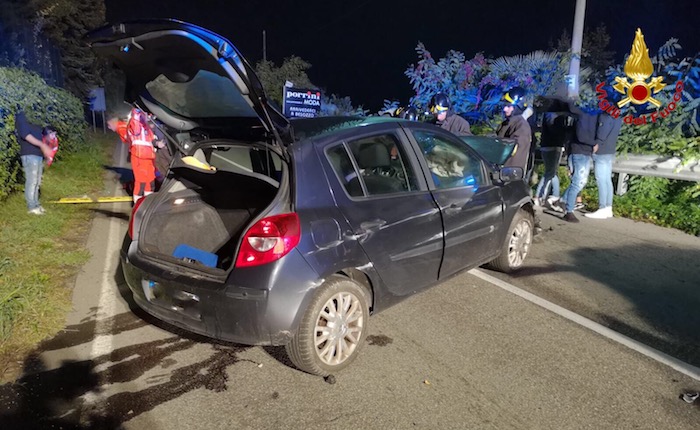 Incidente nella notte, auto contro le barriere. Ferito un 54enne