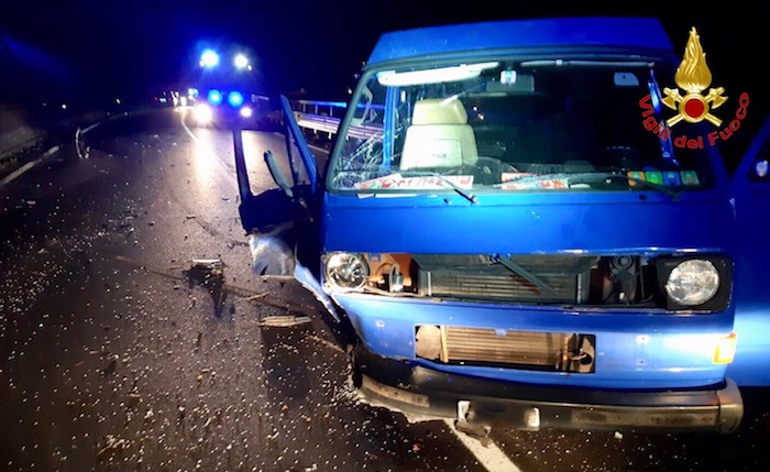 Scontro tra minivan ed auto sulla statale a Maccagno, coinvolti anche tre giovani
