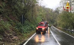Liberata dallo smottamento la carreggiata tra Luino e Cremenaga