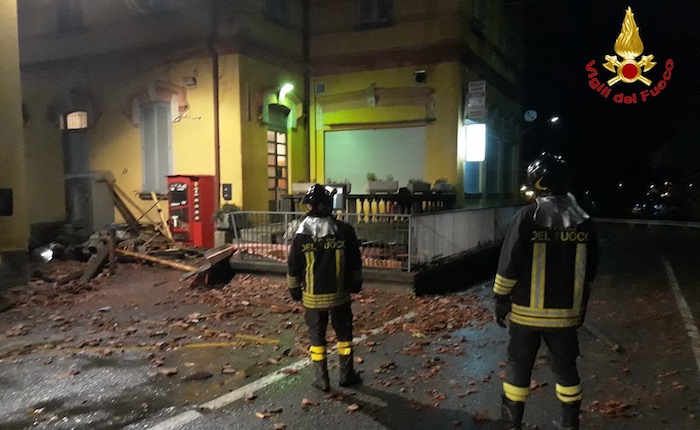 Maltempo, vento forte a Porto Ceresio: si scoperchia il tetto del Bar della Stazione. Disagi sulla SP61 e verso Cuasso al Monte. Oltre 50 le richieste di intervento per allagamenti, taglio piante e infiltrazioni di acqua