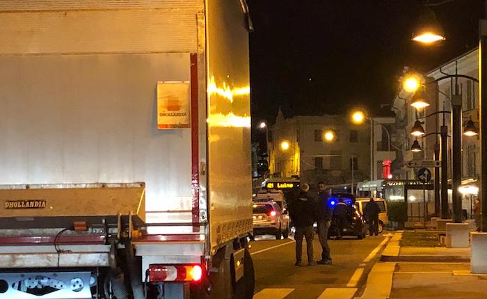 Scontro auto moto in centro a Luino, 17enne in Pronto Soccorso