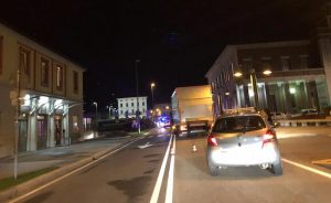 Scontro auto moto in centro a Luino, 17enne in Pronto Soccorso
