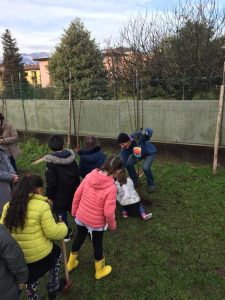 Scuola elementare di Creva, i piccoli studenti piantano un melo ed un pero