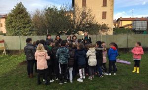 Scuola elementare di Creva, i piccoli studenti piantano un melo ed un pero