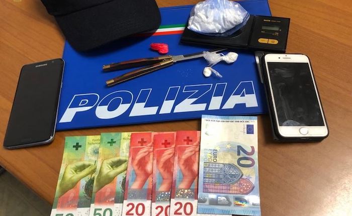 Fermati al confine, in auto oltre 50 grammi di coca e un coltello: arrestati due uomini