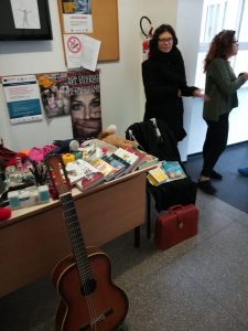 Luino, studenti protagonisti di un flash mob all'intervallo: "No alla violenza contro le donne"