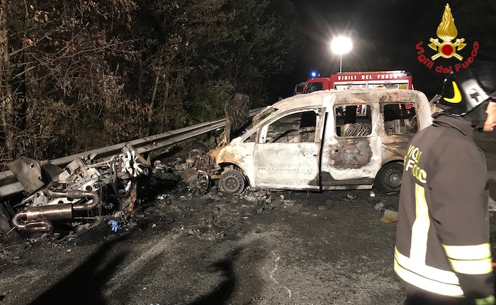 Incidente tra due auto sulla SP1 e scoppia un incendio. Perde la vita un 28enne
