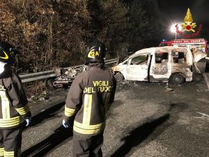 Incidente tra due auto sulla SP1 e scoppia un incendio. Perde la vita un 28enne