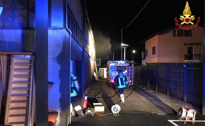 In fiamme un deposito a Cunardo