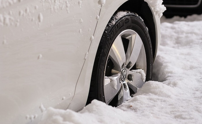 Da oggi l'obbligo delle gomme da neve, da lunedì previsti i primi fiocchi a bassa quota