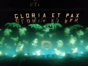 Laveno, il lago accoglie il presepe sommerso. Mille colori con luminarie e l'albero di Natale in acqua
