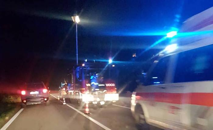 Grave incidente sulla provinciale tra Luino e Ponte Tresa, auto in una scarpata