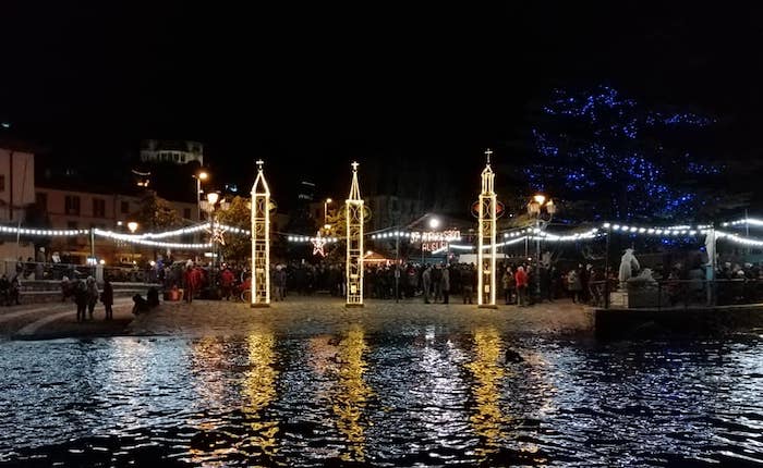 In tanti in riva al lago a Laveno Mombello per celebrare la notte della Vigilia