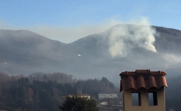 Brucia ancora il bosco tra Montegrino e Cugliate, fumo visibile da chilometriBrucia ancora il bosco tra Montegrino e Cugliate, fumo visibile da chilometri Brucia ancora il bosco tra Montegrino e Cugliate, fumo visibile da chilometri
