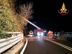 Frana tra Luino e Maccagno, aperta unità di crisi. Strada chiusa almeno fino a domani
