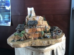 A Luino un presepe nel tronco di un castagno secolare, abbattuto da una tempesta anni fa