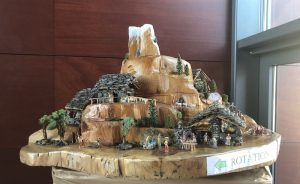 A Luino un presepe nel tronco di un castagno secolare, abbattuto da una tempesta anni fa