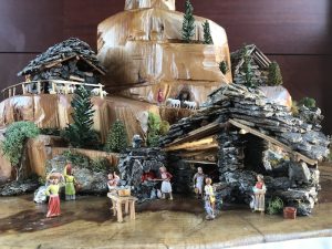 A Luino un presepe nel tronco di un castagno secolare, abbattuto da una tempesta anni fa
