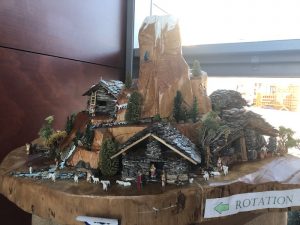A Luino un presepe nel tronco di un castagno secolare, abbattuto da una tempesta anni fa