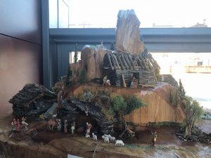 A Luino un presepe nel tronco di un castagno secolare, abbattuto da una tempesta anni fa