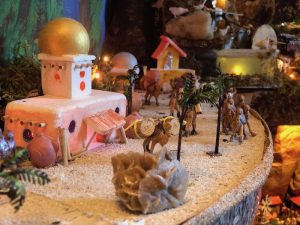 Luino: da oltre 70 anni il presepe “vivente” di nonno Giancarlo che nasconde culture, arte e creatività