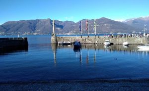 Luino, per l'Immacolata omaggio dei vigili del fuoco alla Madonnina del Porto Vecchio
