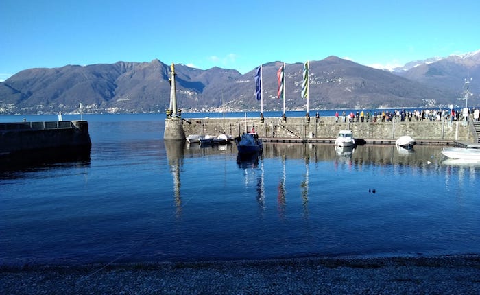 Luino, per l'Immacolata omaggio dei vigili del fuoco alla Madonnina del Porto Vecchio