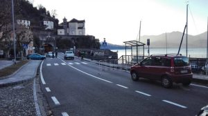 Frana tra Luino e Maccagno, chiuse statale e linea ferroviaria. Grandi disagi verso il Ticino. La situazione, geologi e tecnici sul posto