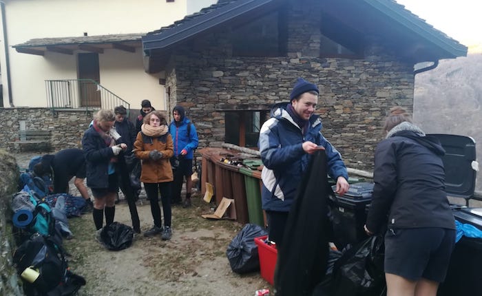 Monteviasco, i boyscout di Luino ripuliscono il borgo dai rifiuti. Spazzatura portata a valle