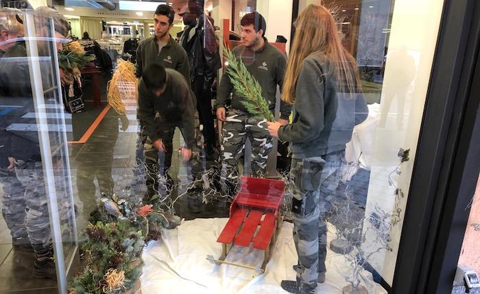 Il centro di Luino si colora di Natale grazie ai ragazzi fioristi del CFP