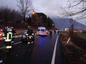 Grave incidente sulla statale a Brenta, coinvolti anche due bimbi. 86enne al Circolo in elisoccorso