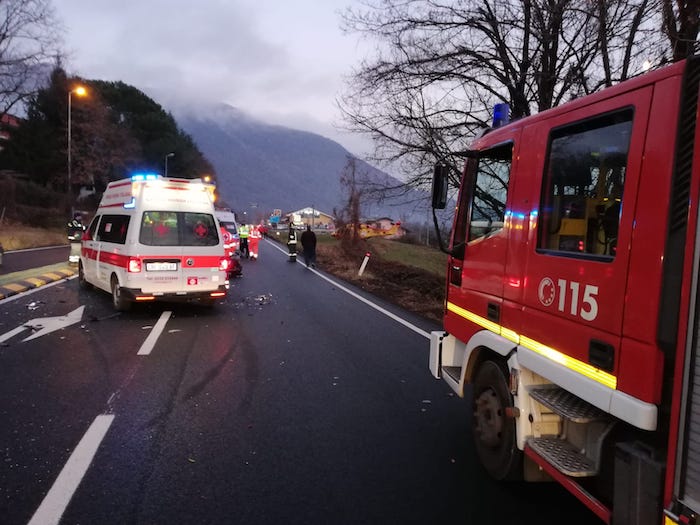 Grave incidente sulla statale a Brenta, coinvolti anche due bimbi. 86enne al Circolo in elisoccorso