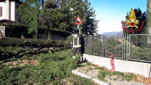 Vento forte, oltre trenta interventi dei vigili del fuoco sul territorio